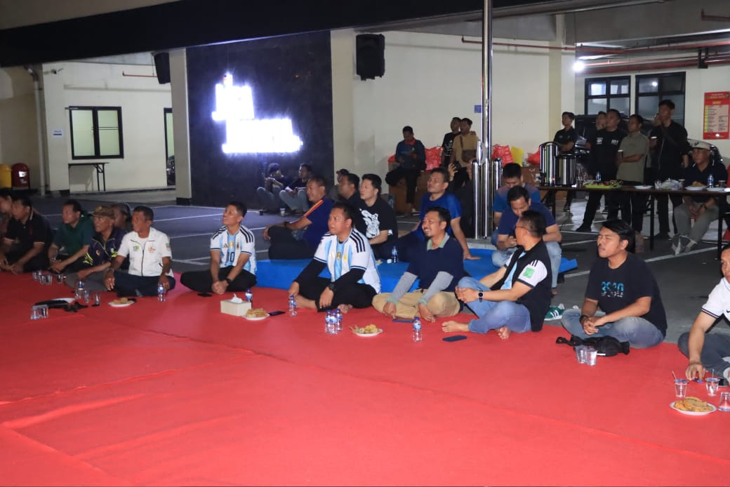 Sinergitas Tanpa Batas, Kapolres Metro Bekasi Kota Bersama Wartawan Nobar Piala Dunia 2026 Argentina Melawan Mesir 