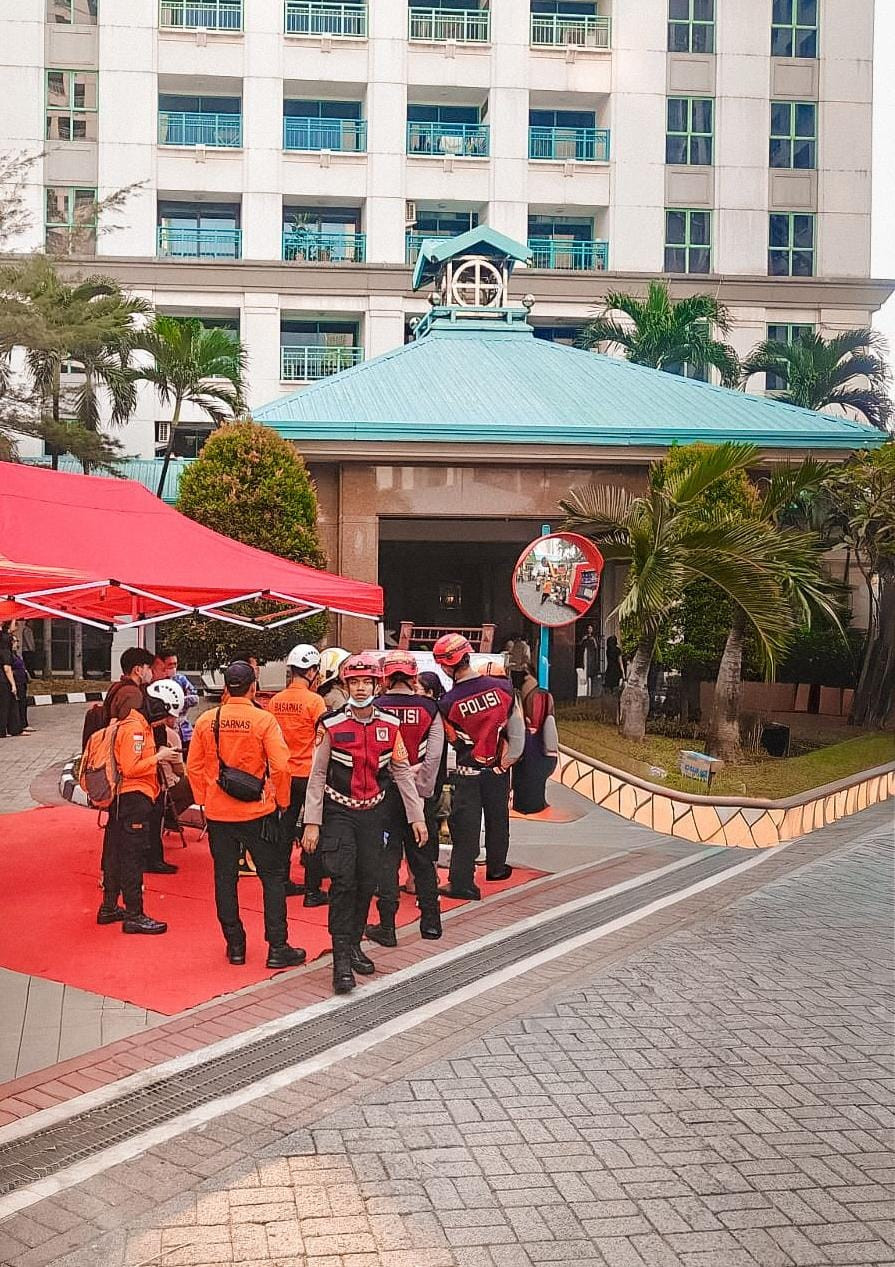 Petugas Gabungan Evakuasi Penghuni Saat Kebakaran Apartemen Pavilion Tanah Abang