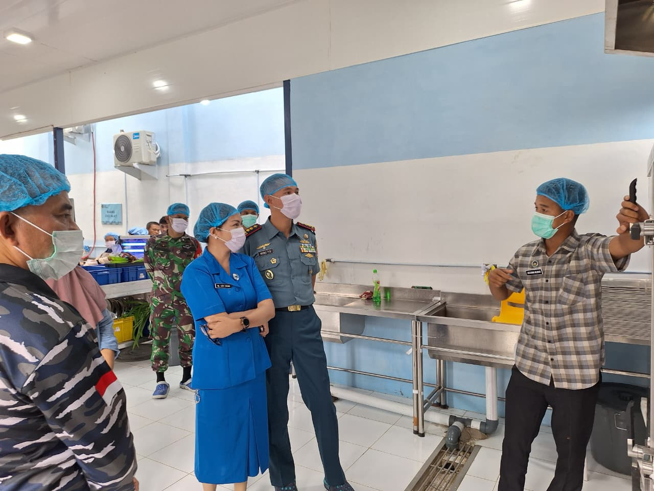 Danlanal Simeulue dan Ketua Cabang 8 Daerah Kodaeral I Gabungan Jalasenastri Koarmada RI Tinjau Dapur Makan Bergizi Gratis di Kecamatan Simeulue Timur