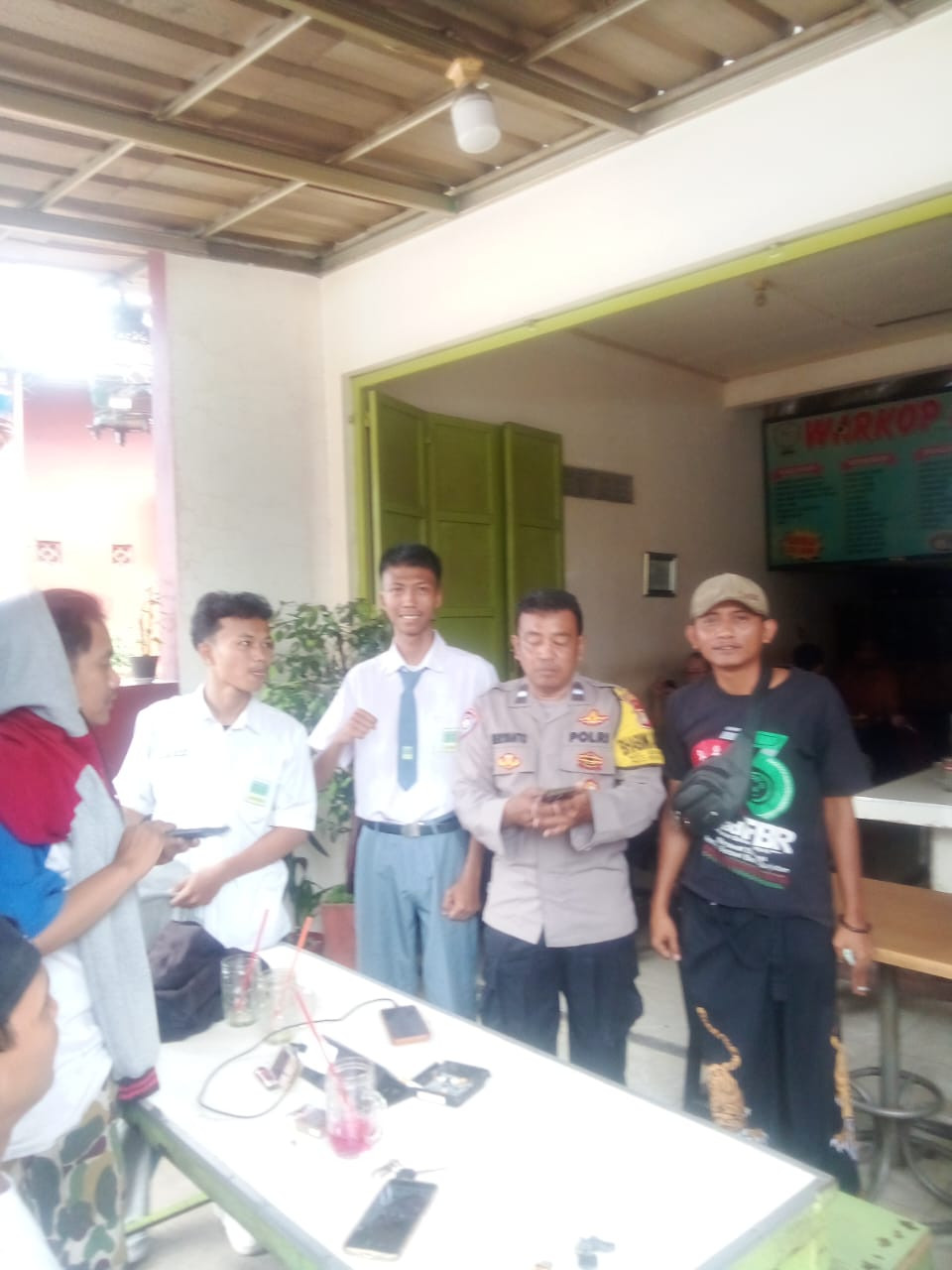 Cegah Tawuran, Bhabinkamtibmas Bekasi Jaya Sekaligus Sosialisasi Penerimaan Bintara Brimob Polri 2026