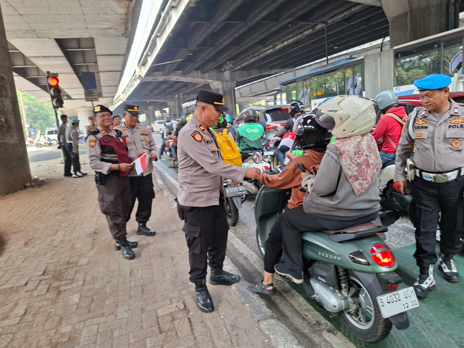 Polsek Kelapa Gading Perketat Penyekatan, Bagikan 140 Bendera Merah Putih kepada Pengendara