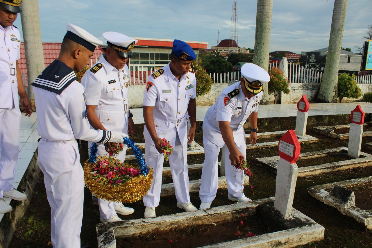 Sambut HUT Ke-80 TNI AL, Lanal Bengkulu Gelar Ziarah dan Tabur Bunga di Taman Makam Pahlawan
