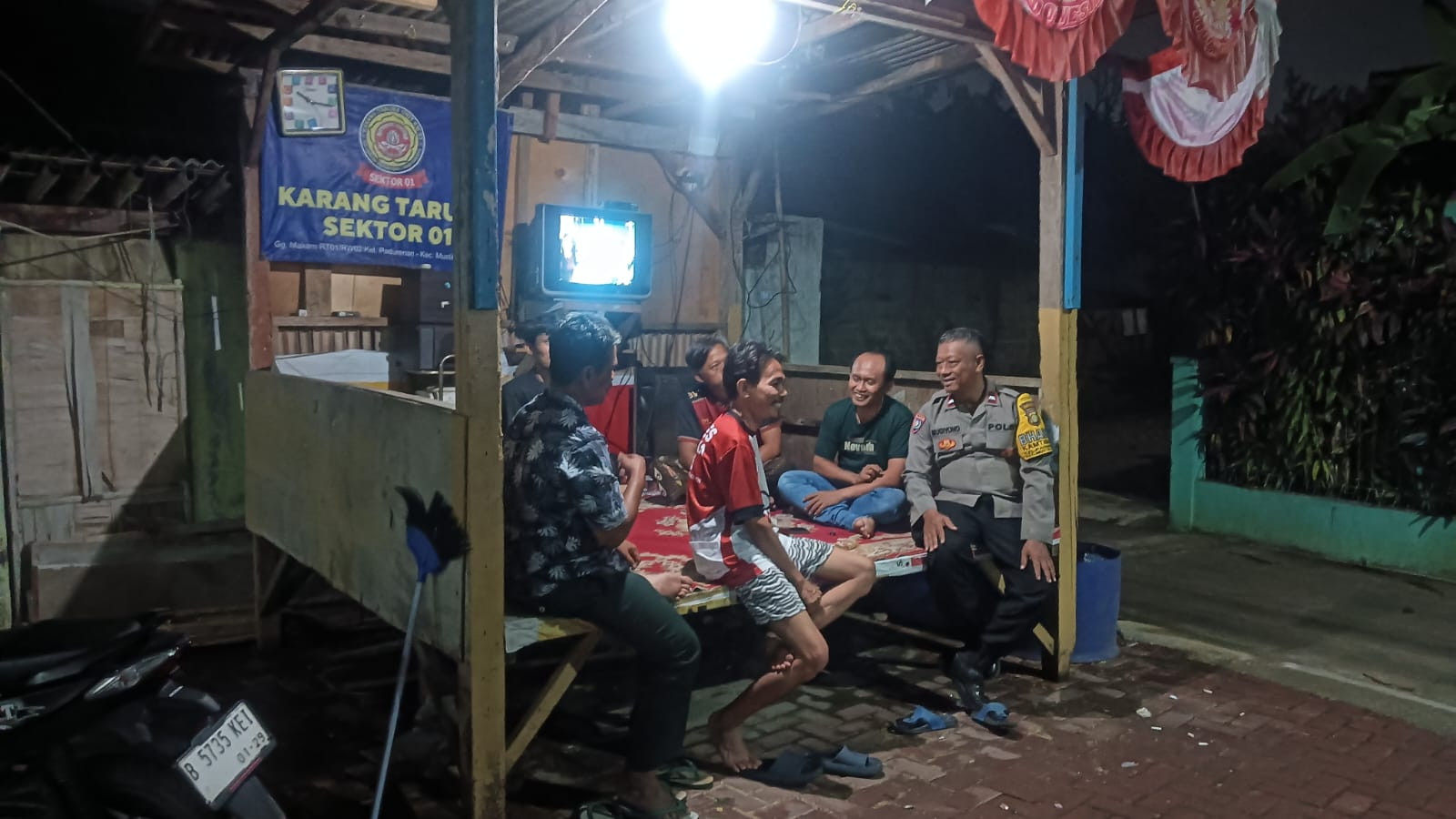 Antisipasi Kejahatan Jalanan Malam Hari, Bhabinkamtibmas Polsek Bantargebang Sambangi Pos Satkamling Padurenan