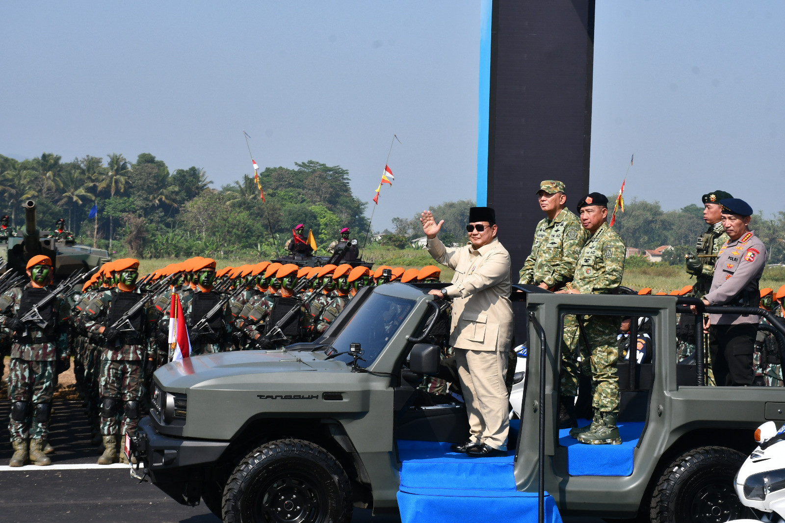 Komandan Beserta Prajurit Lanal Bandung Ikuti Pengarahan Serta Upacara Gelar Pasukan Operasional dan Kehormatan Militer di Pusdikpassus Batujajar