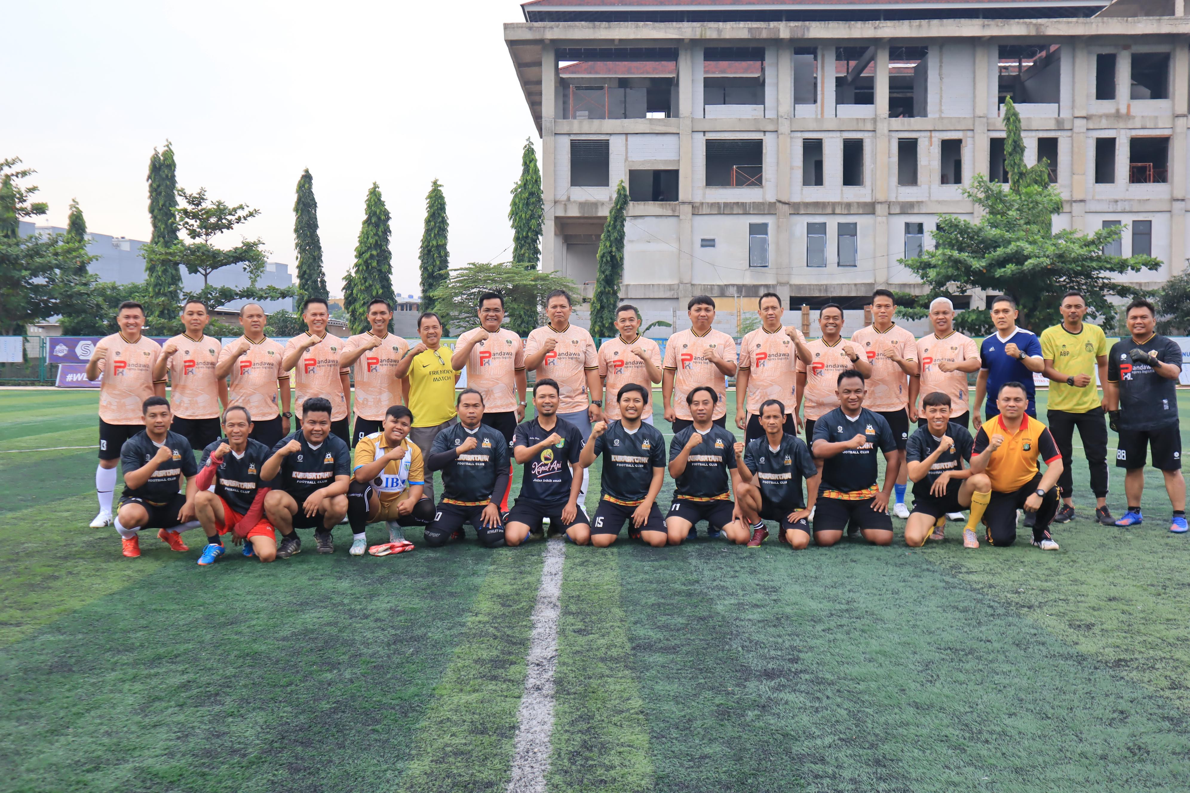 Sinergi di Lapangan Hijau: Polres Metro Bekasi Kota dan Jurnalis Jalin Kemitraan Lewat Sepak Bola