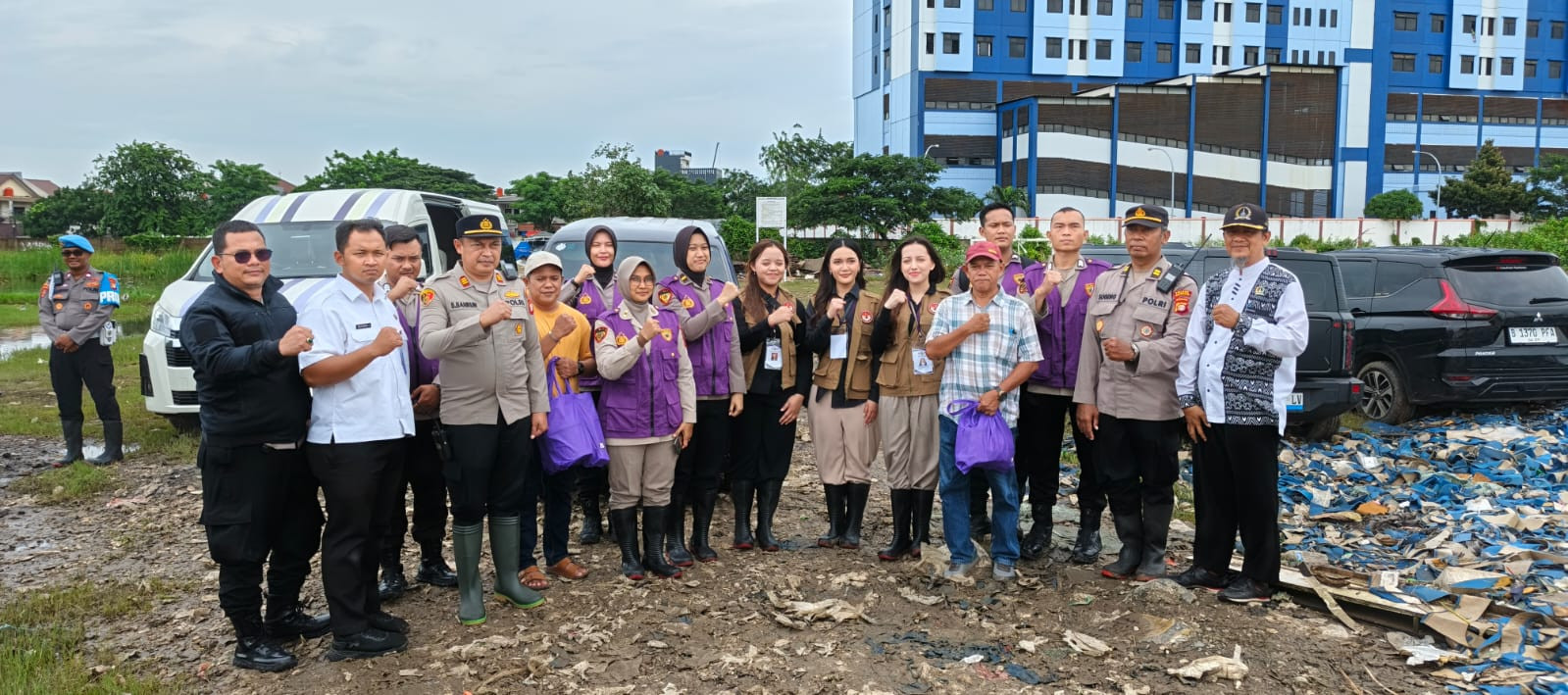 Tim Trauma Healing Polri Bersama Relawan UI Hadir Bersama Warga Pascabanjir di Cilincing
