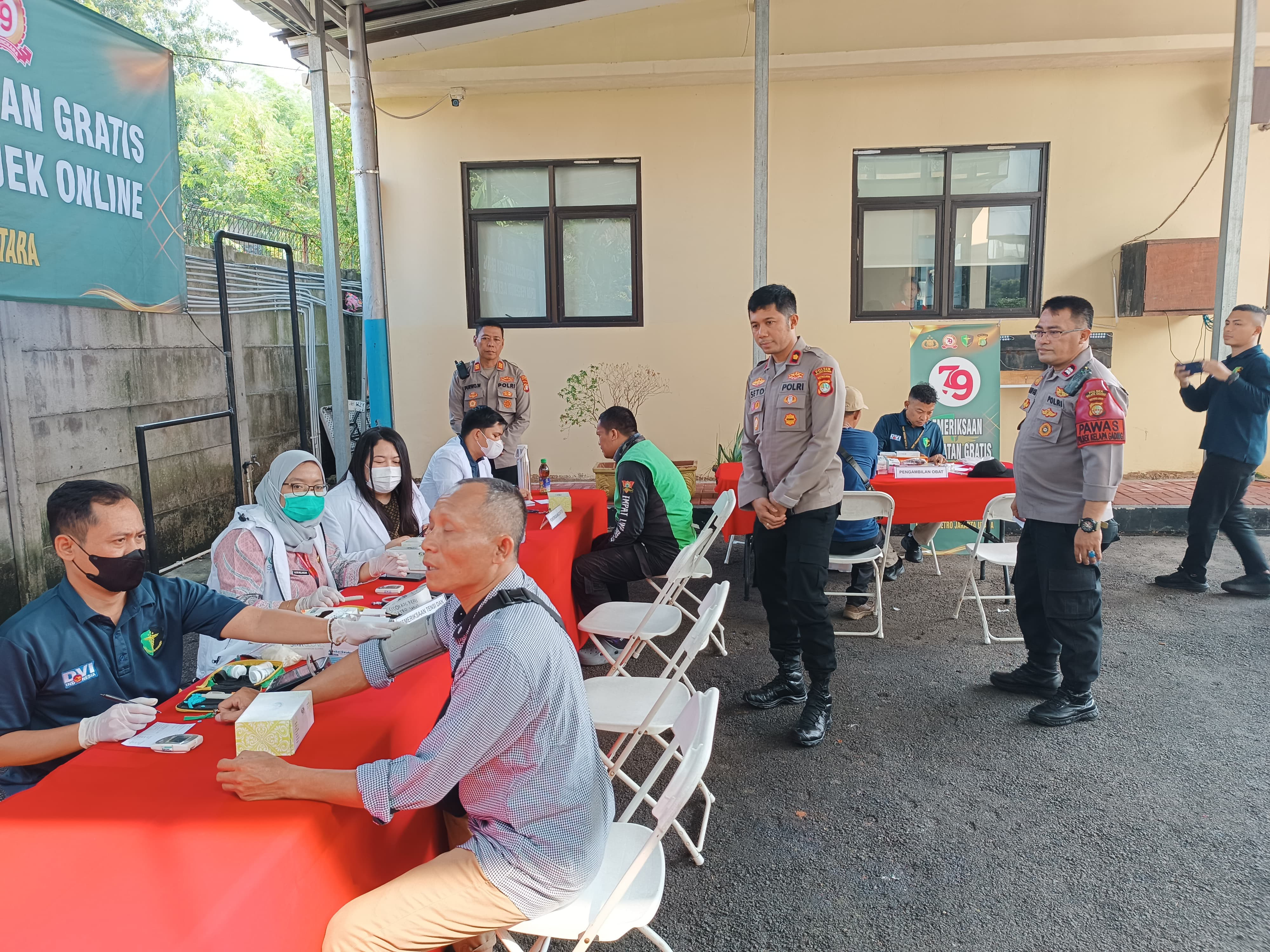 Polsek Kelapa Gading Gelar Pemeriksaan Kesehatan Gratis untuk Pengemudi Ojek Online, Sambut Hari Bhayangkara ke-79