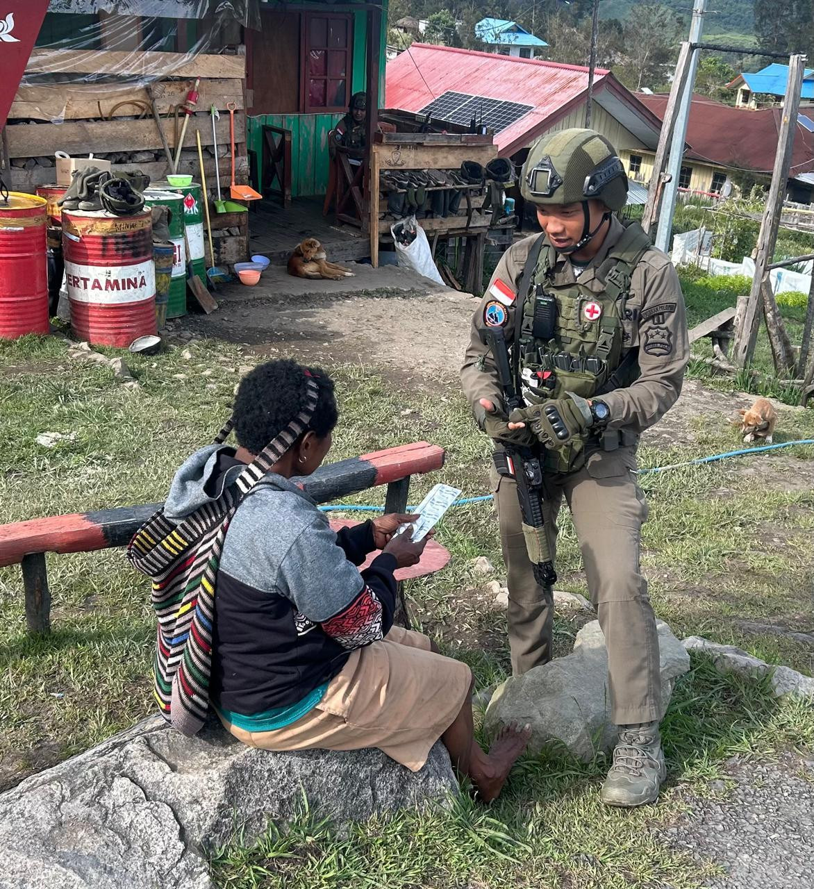 Sentuhan Kemanusiaan di Pos Sinak: Brimob Hadir Menjaga Kesehatan dan Harapan Warga