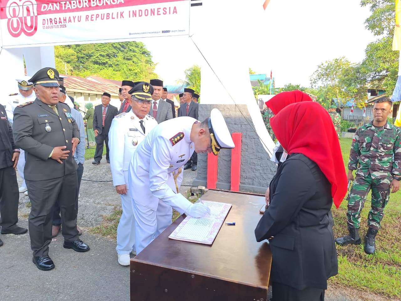 Danlanal Simeulue Pimpin Upacara Ziarah dan Tabur Bunga Pada Peringatan  HUT Ke-80 Kemerdekaan RI