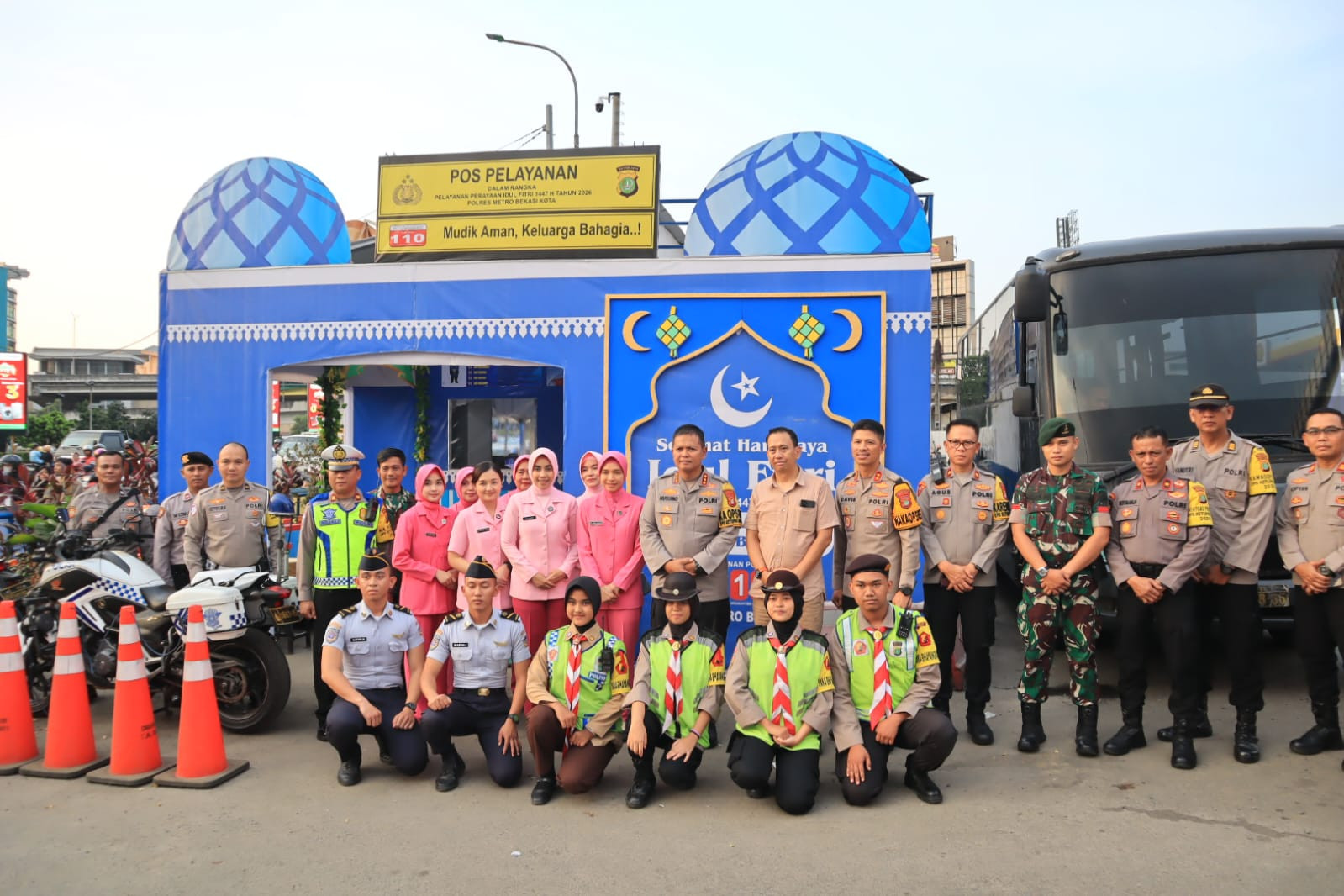 Beri Dukungan Moral, Kapolres Metro Bekasi Kota dan Bhayangkari Sambangi Pos Yan Mudik