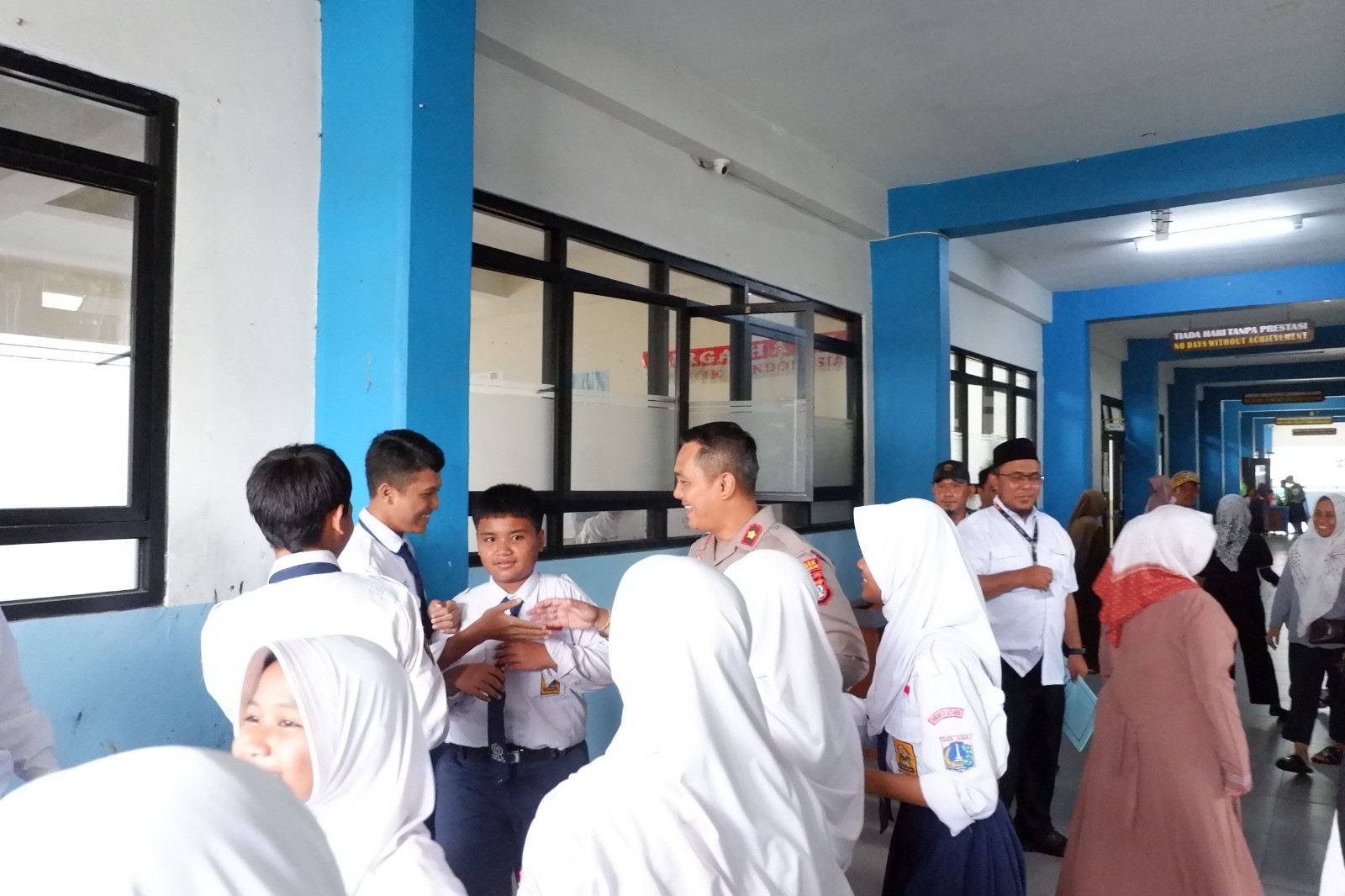 Siswa SMP N 42 Jakarta Antusias Berebut Foto Bareng Kapolsek Pademangan