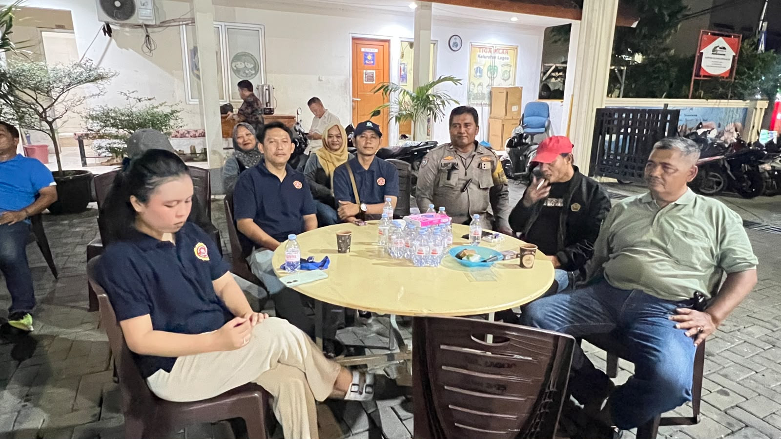 Polsek Koja Rangkul Warga Lewat Ngopi Kamtibmas, Bahas Keamanan Wilayah dan Fenomena Pocong yang Viral
