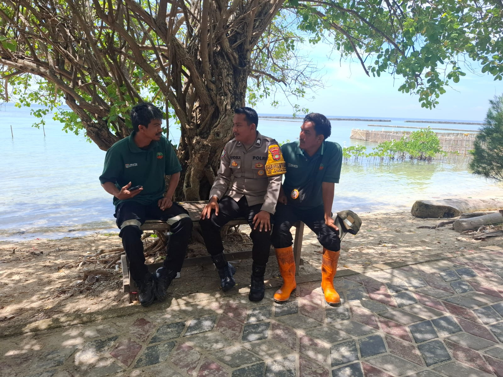 Sapa Warga dengan Senyum, Bhabinkamtibmas Pulau Tidung Ajak Masyarakat Kenali Layanan Darurat 110