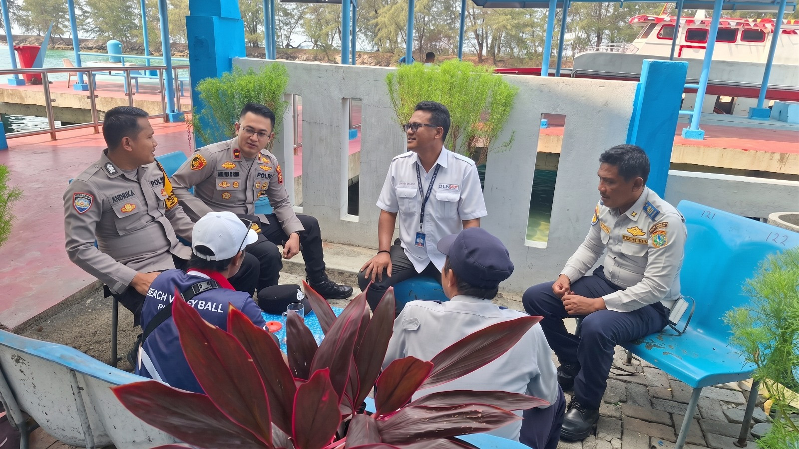 Jaga Jakarta di Pulau Tidung, Bhabinkamtibmas Sosialisasikan Layanan Polisi 110 Gratis 24 Jam