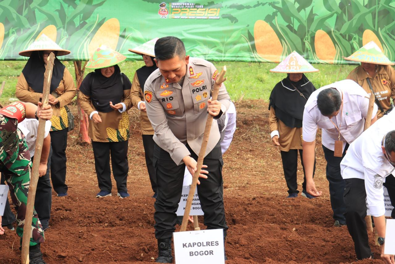 POLRES BOGOR LAKSANAKAN PENANAMAN JAGUNG SERENTAK DI LAHAN PERHUTANAN SOSIAL PADA KUARTAL III