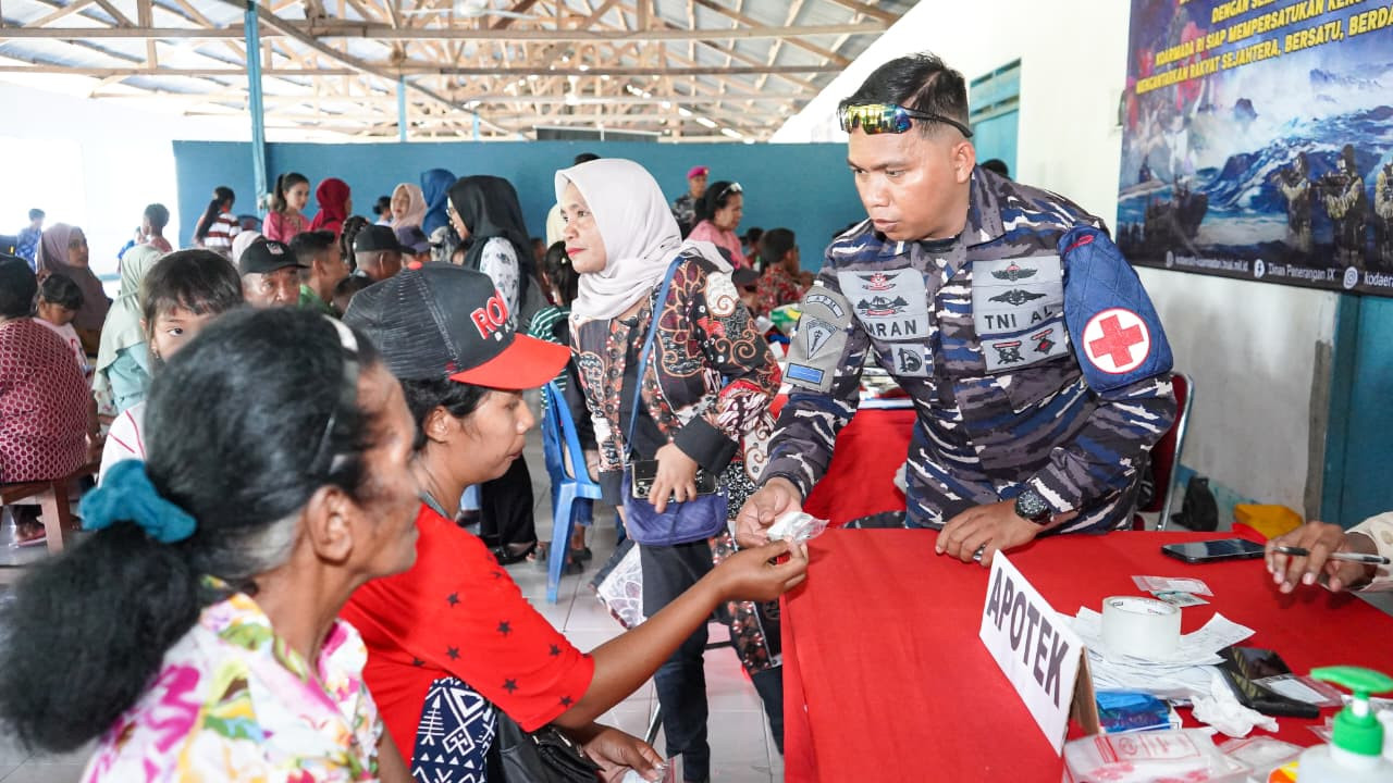 Peringati Hari Armada RI Tahun 2025, Kodaeral IX Gelar Baksos Kesehatan dan Komsos di Seram Utara Kabupaten Maluku Tengah
