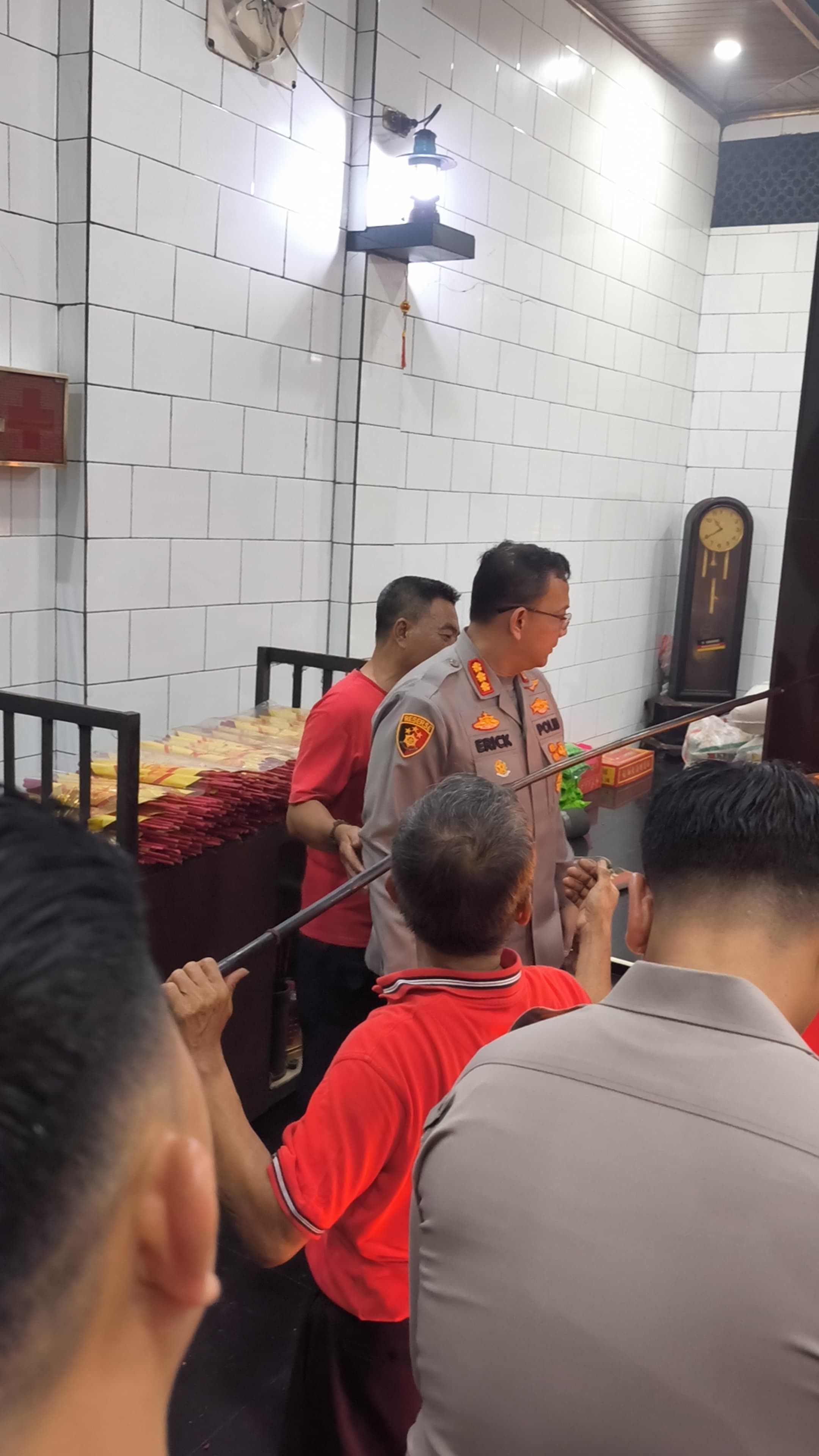 Kapolres Metro Jakarta Utara Tinjau Pengamanan Ibadah Malam Imlek di Vihara Bahtera Bakti Ancol