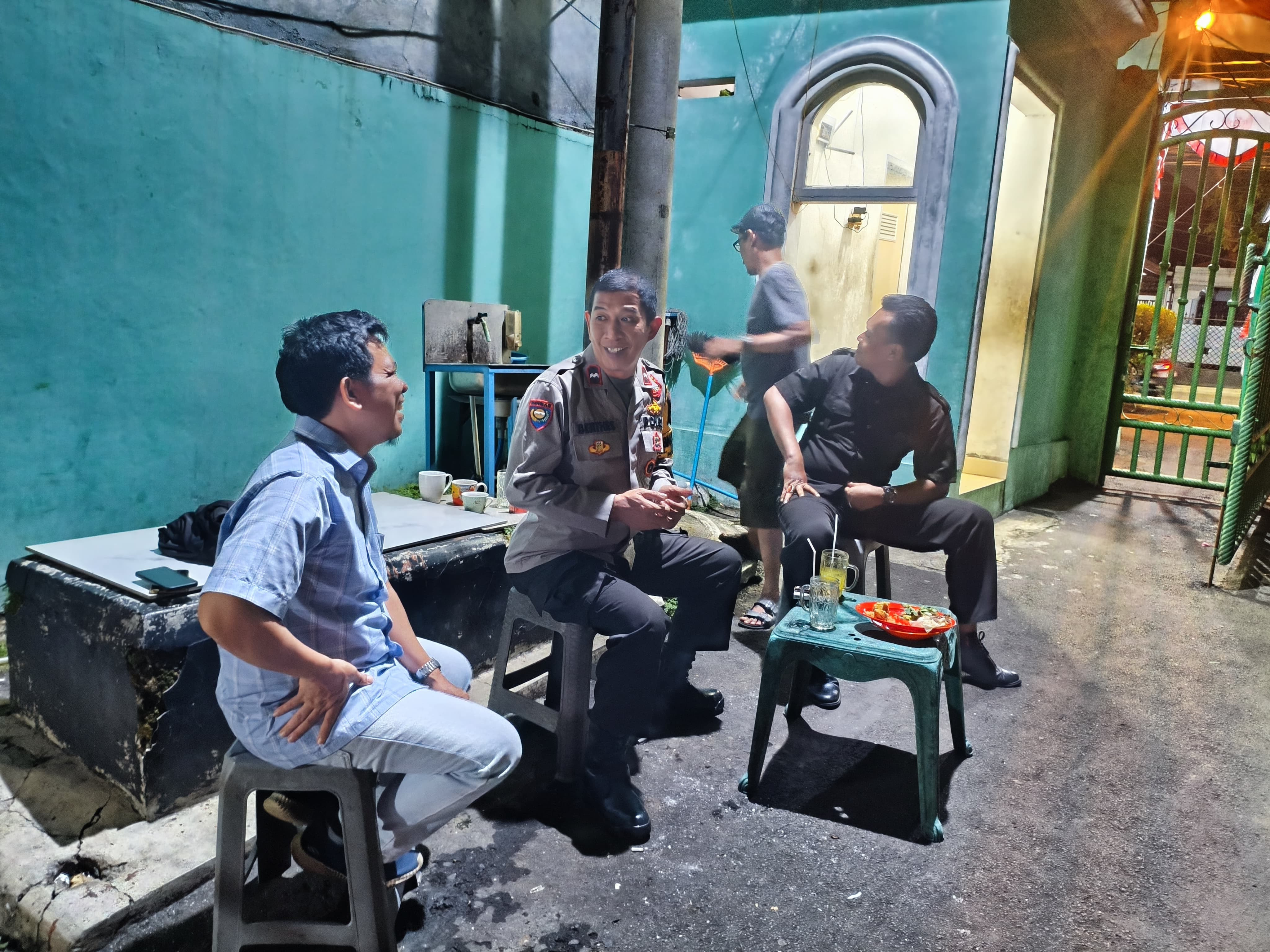 Cegah Kejahatan, Bhabinkamtibmas Jatibening Patroli Dialogis dan Ingatkan Warga Waspada