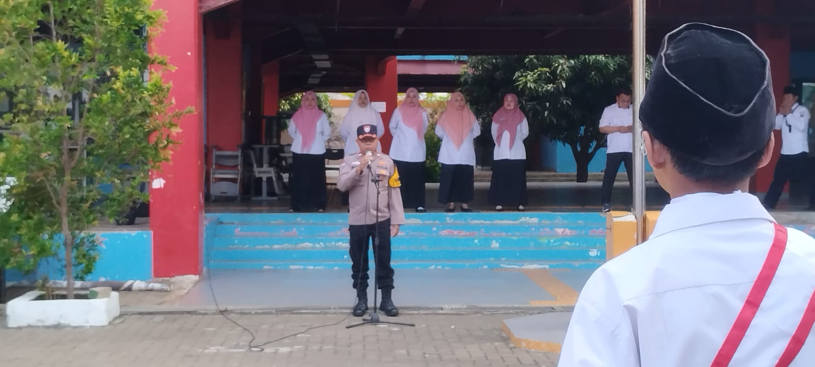 Bhabinkamtibmas Pulau Untung Jawa Jadi Pembina Upacara di SDN 01 PG, Tanamkan Nilai-Nilai Kebangsaan Sejak Dini
