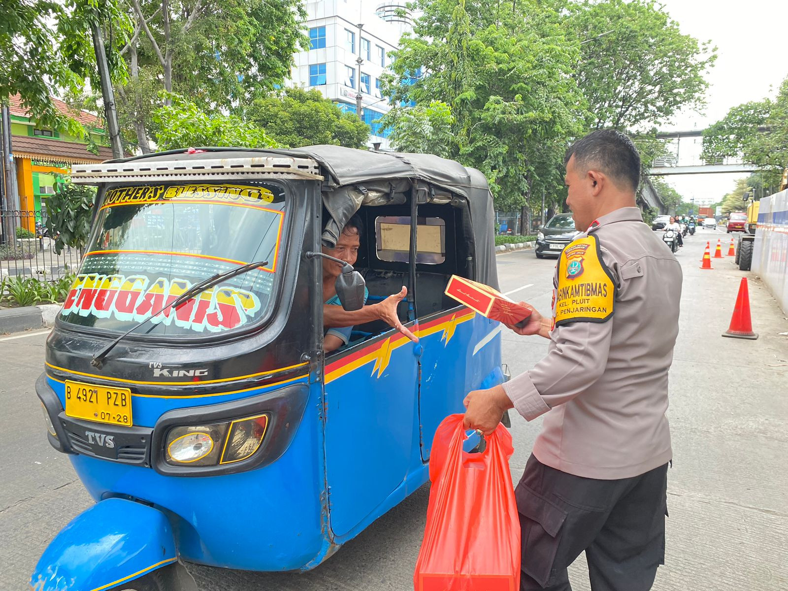 Polsek Metro Penjaringan Gelar Jumat Berkah, Bagikan Ratusan Nasi Kotak untuk Warga dan Pengemudi
