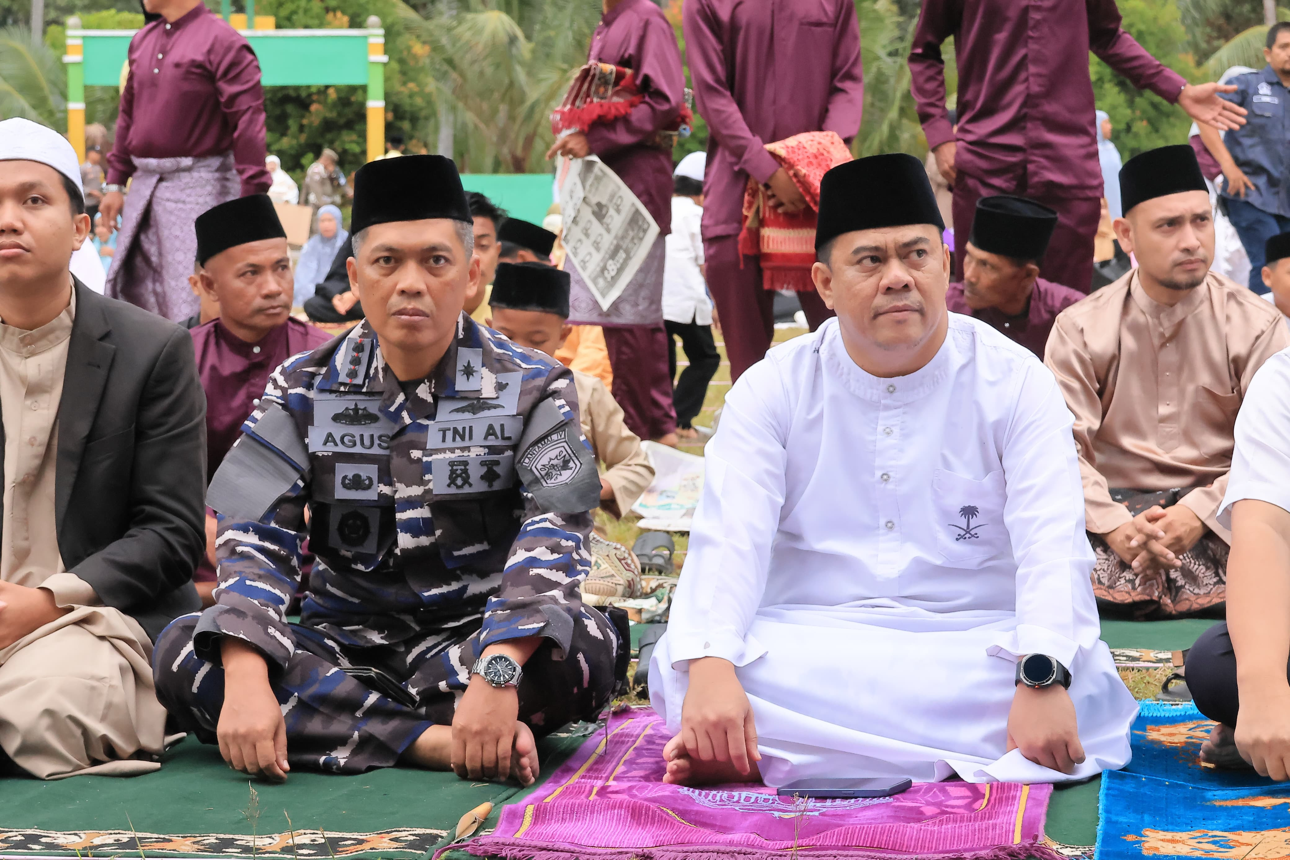 Sholat Idul Adha 1446 H/2025 M, Danlanal Bintan di Desa Pangkil Teluk Bintan Bersama Bupati Bintan dan Masyarakat