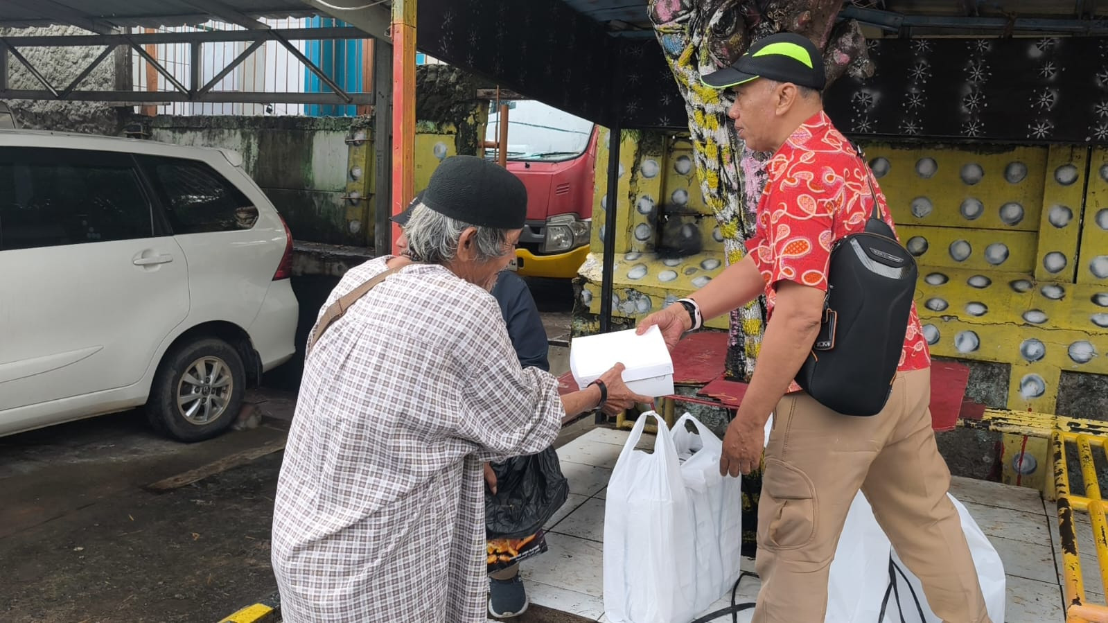 Jumat Berkah, Polsek Pademangan Bagikan 50 Nasi Kotak untuk Warga Kurang Mampu