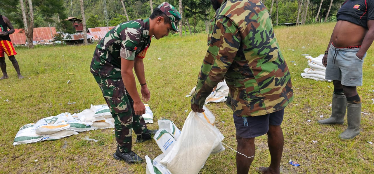 Babinsa Dampingi Pendistribusian Beras Raskin Agar Tepat Sasaran