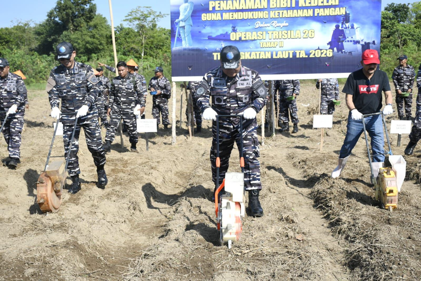 TNI AL Gelar Penanaman Bibit Kedelai di Kompi Produksi Lanal Banjarmasin Melalui Operasi Trisila 26, Perkuat Ketahanan Pangan
