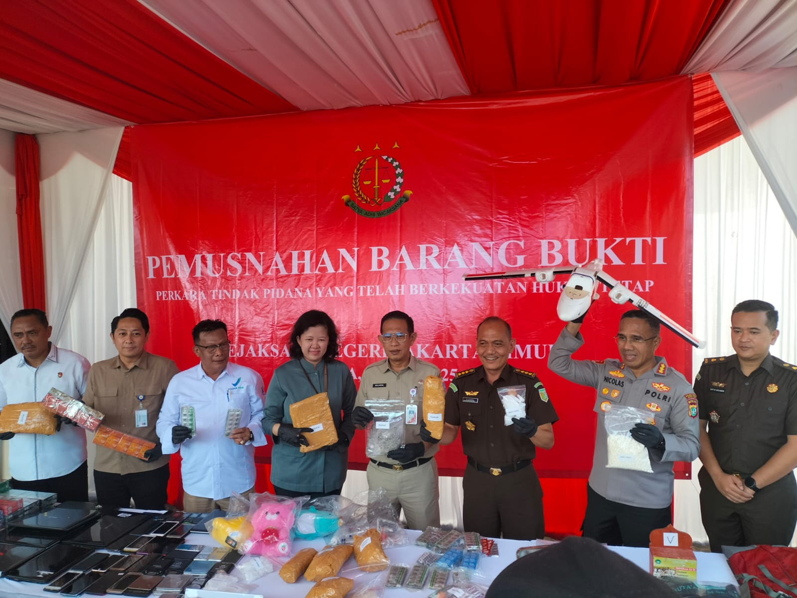 Kapolres Metro Jakarta Timur Hadiri Pemusnahan Barang Bukti di Kejari Jaktim: Komitmen Tegas Penegakan Hukum dan Perlindungan Masyarakat