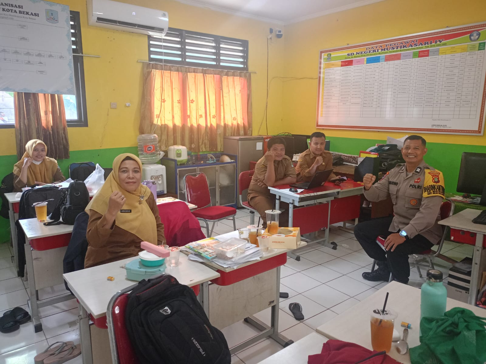 Jamin Keamanan Sekolah, Bhabinkamtibmas Polsek Bantargebang Kunjungi SDN Mustikasari IV