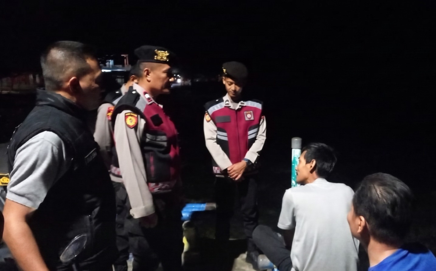 Patroli Malam Jakarta On The Spot, Polsek Kepulauan Seribu Selatan Maksimalkan Sosialisasi Layanan Polisi 110 di Kawasan Dermaga