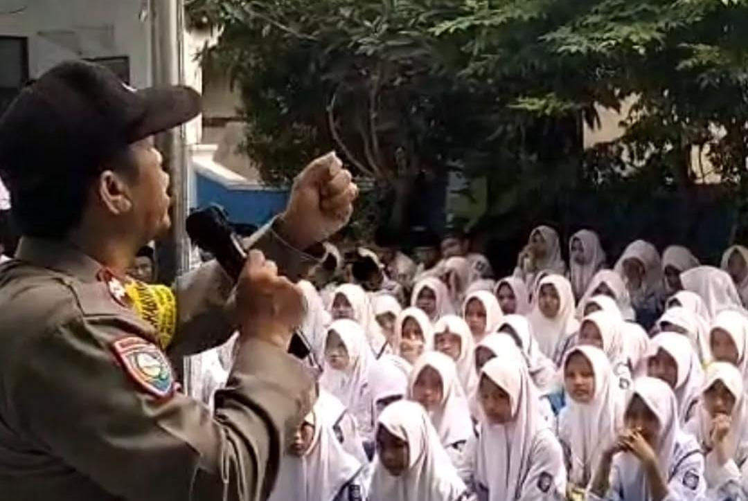 Bhabinkamtibmas Pekayon Jaya Sosialisasikan Surat Edaran Gubernur Jawa Barat di MTS Attaqwa 08