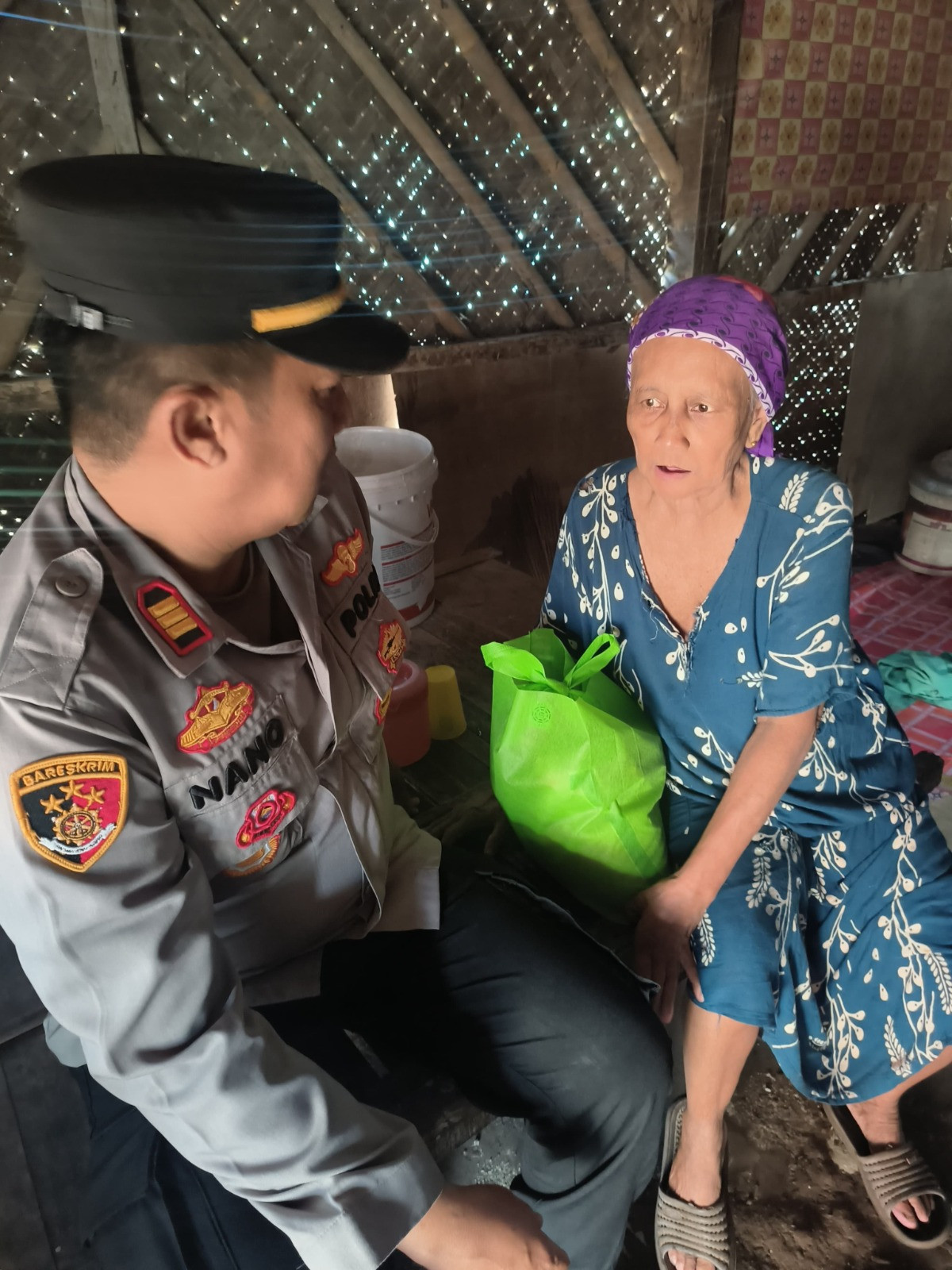 Sambut Hari Bhayangkara ke-79, Polsek Sukatani Salurkan Bantuan Sembako Door to Door ke Warga Kurang Mampu