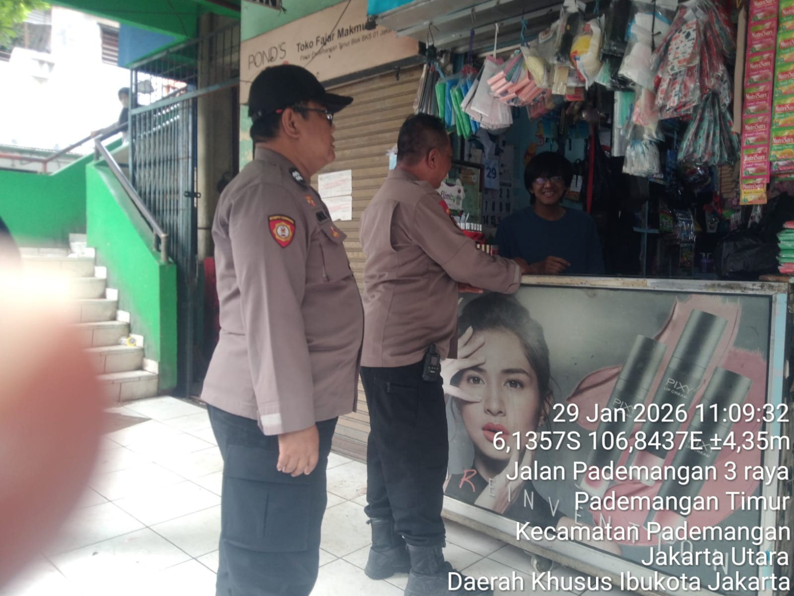 Patroli Jalan Kaki Polsek Pademangan Sambangi Pasar Elang, Perkuat Keamanan Lingkungan