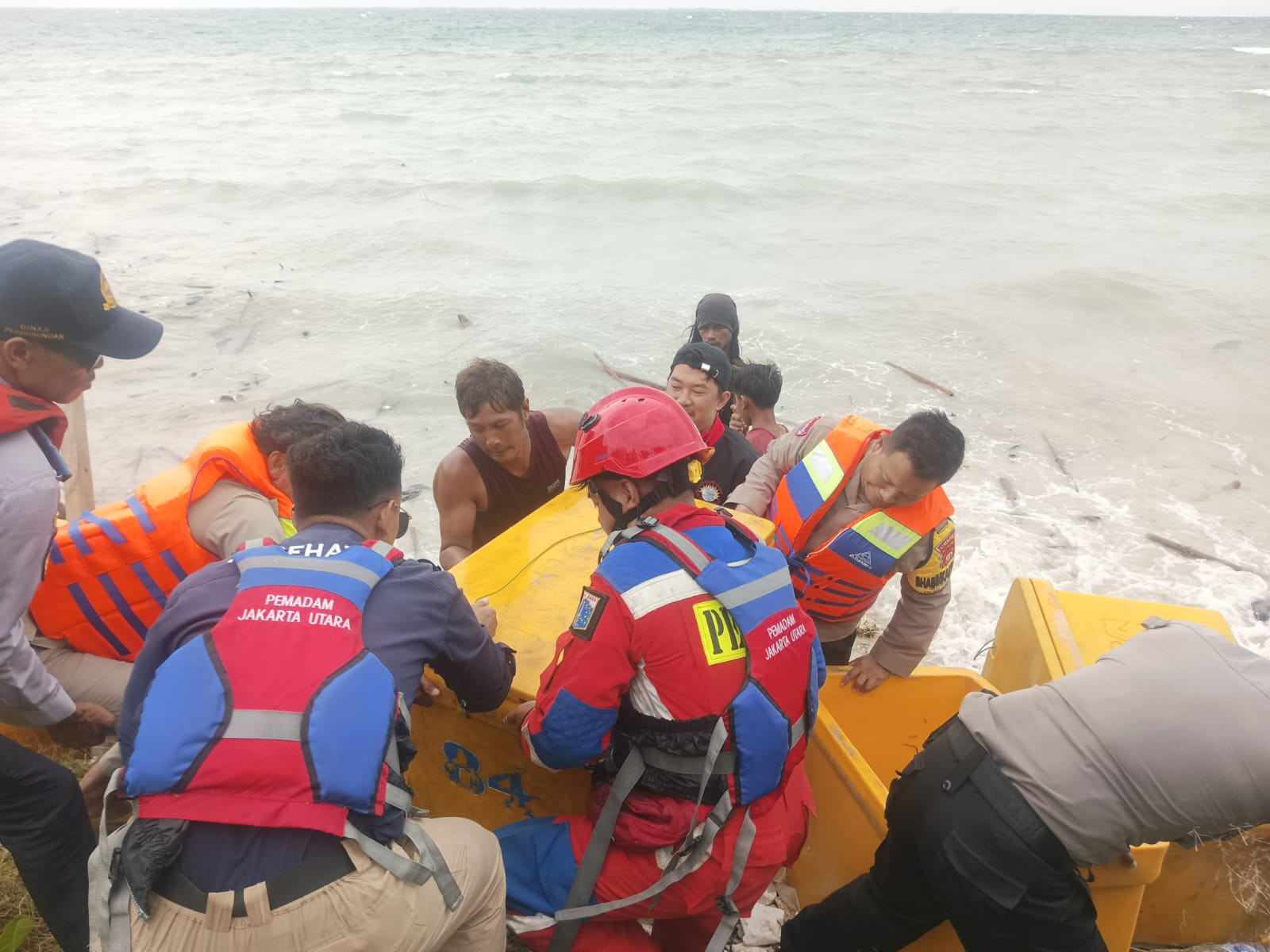 Evakuasi Kapal Karam di Perairan Pulau Lancang: Bhabinkamtibmas Bersama Tim Gabungan Berhasil Selamatkan ABK