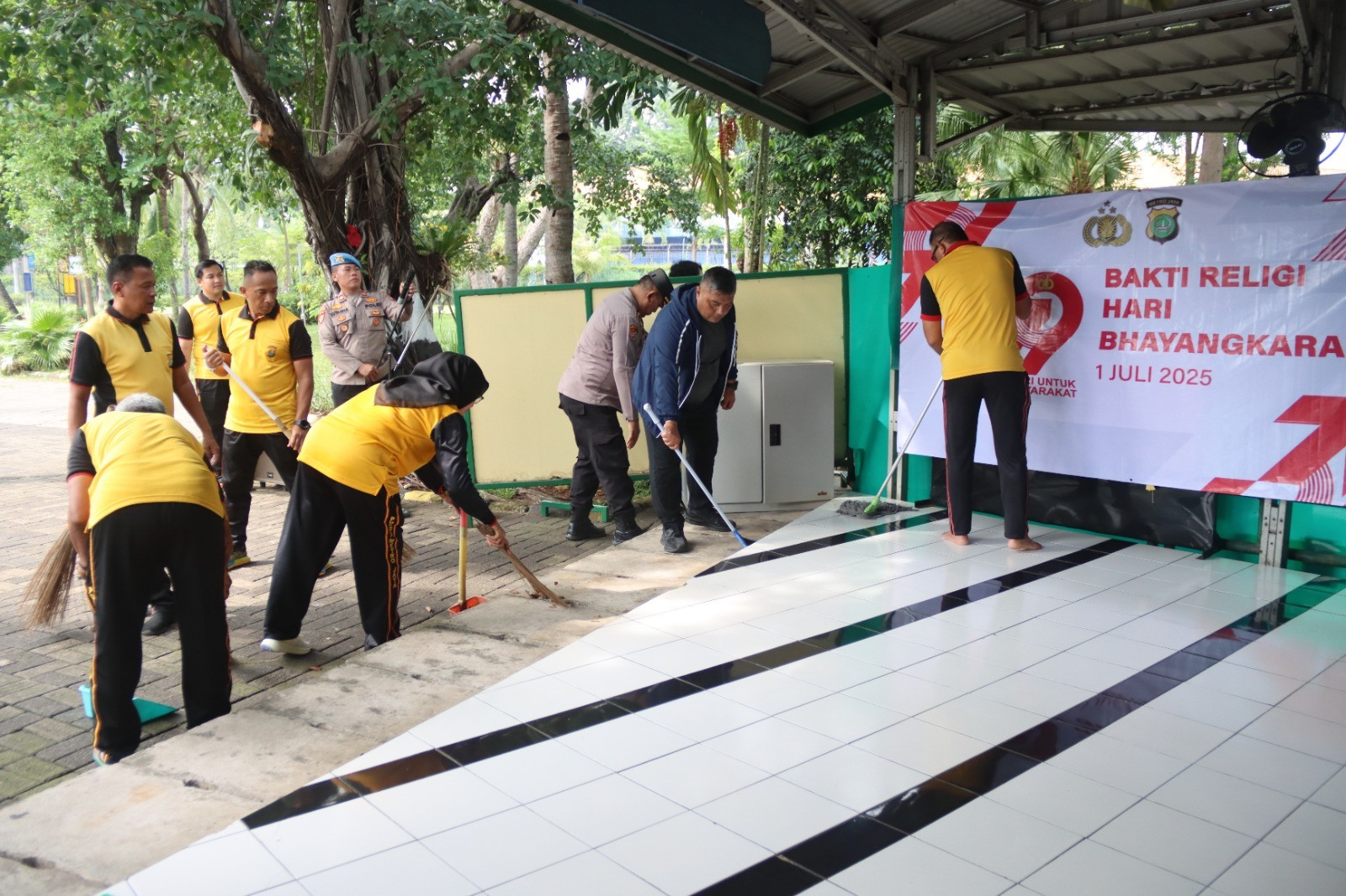 Kapolres Kepulauan Seribu Pimpin Kerja Bakti Bersih Masjid Sambut Hari Bhayangkara ke-79