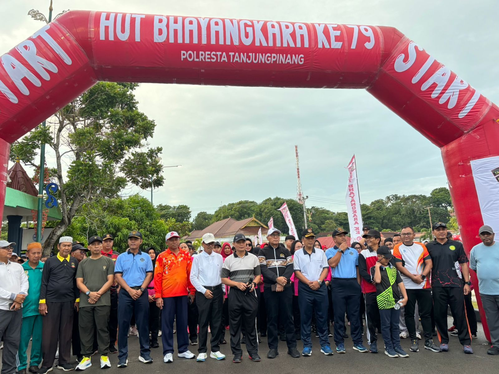 Jalin Sinergitas, Danlanal Bintan Ikuti Jalan Sehat HUT Ke-79 Bhayangkara