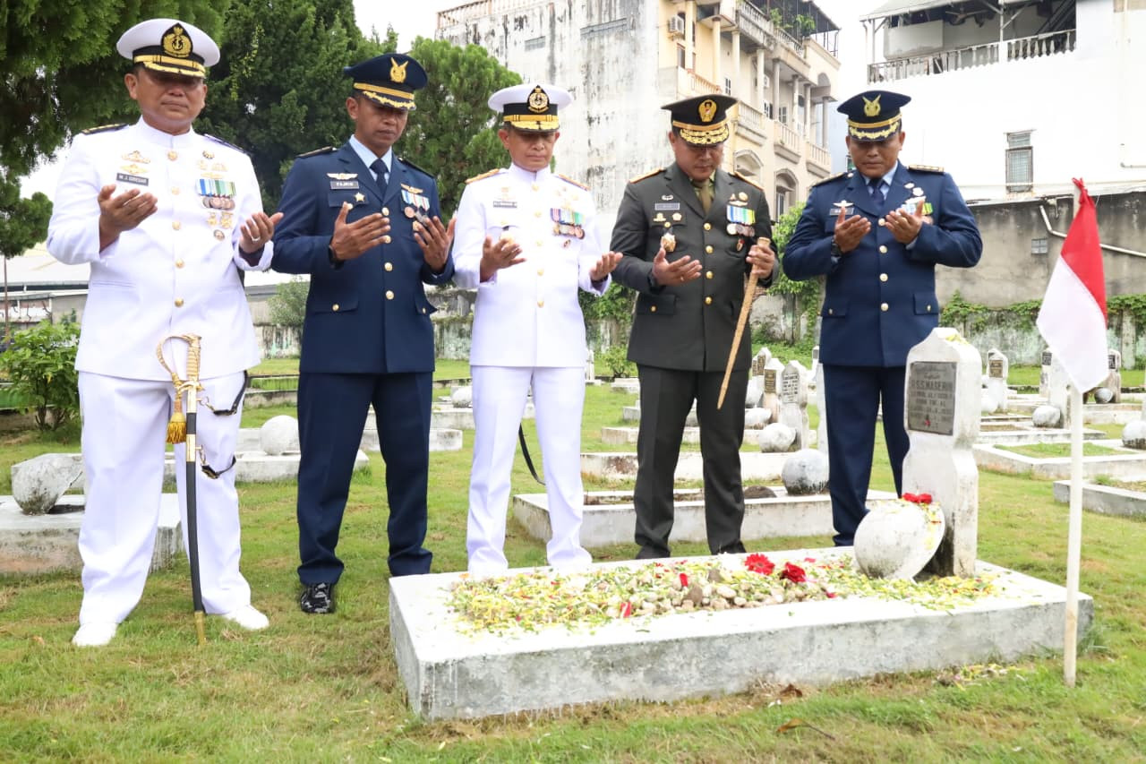 Sambut HUT Ke-80 TNI, Kodaeral I Laksanakan Ziarah Nasional di TMP Bukit Barisan