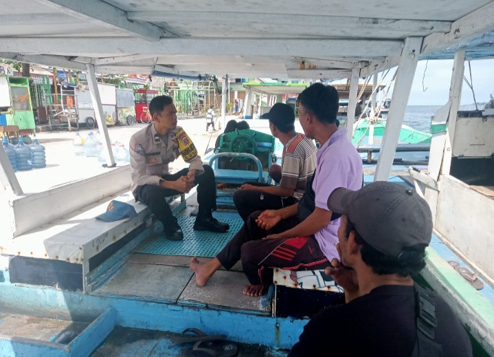 Polisi Peduli Keselamatan Nelayan, Bhabinkamtibmas Pulau Panggang Sambangi Nelayan dan Berikan Himbauan
