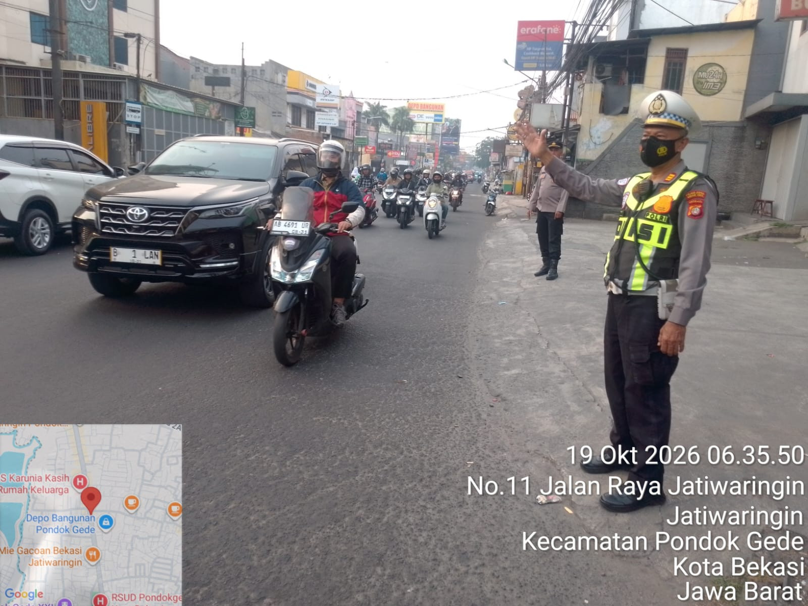 Polri Bersama Masyarakat, Personel Polsek Pondok Gede Hadir di Jalan Jaga Kelancaran Aktivitas Warga