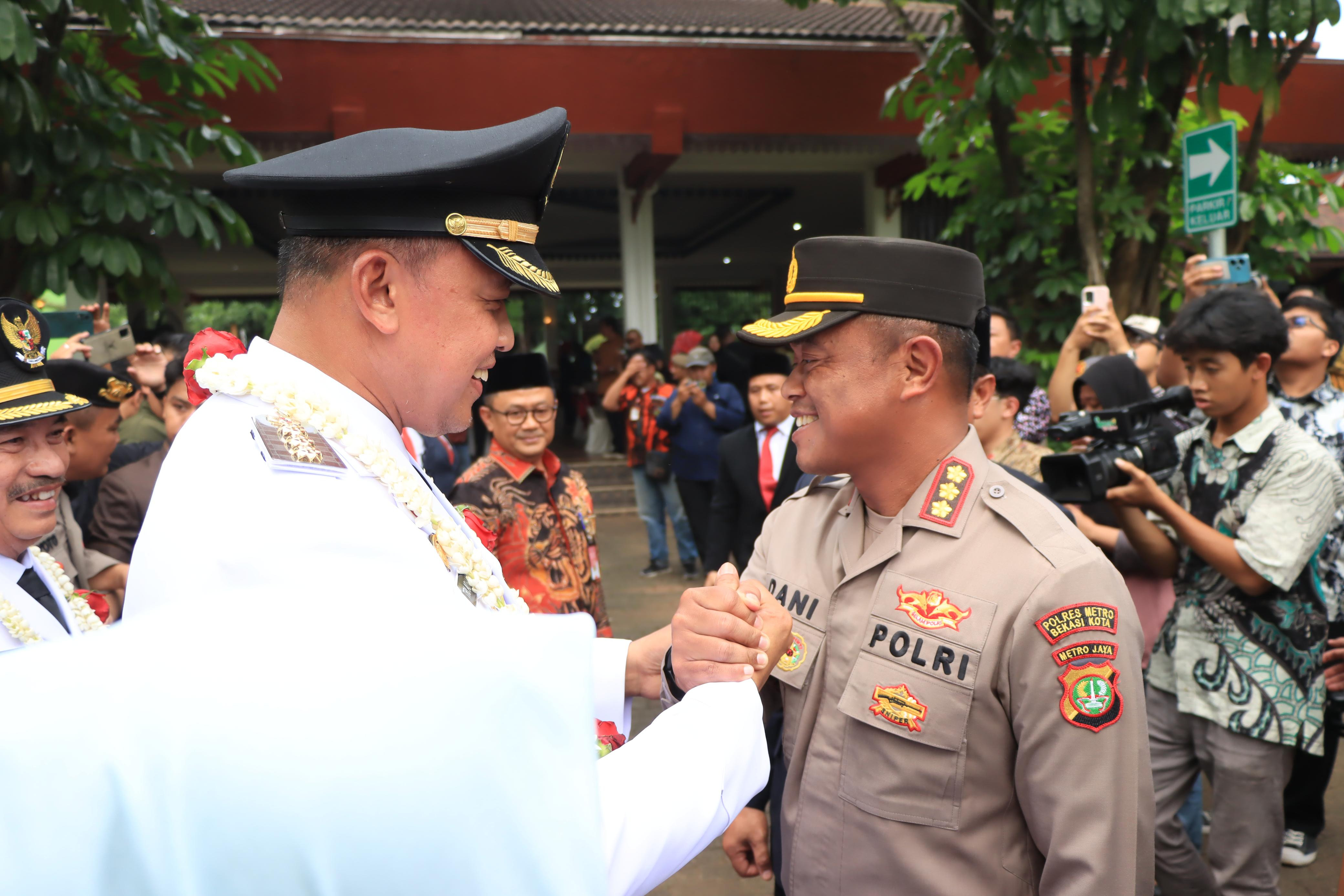 Kapolres Metro Bekasi Kota Hadiri Serah Terima Jabatan Pj Wali Kota Dengan Wali Kota dan Wakil Wali Kota Terpilih