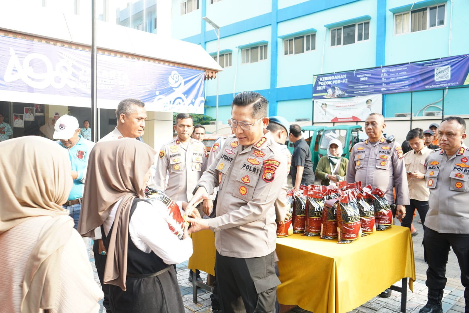 Kapolres Metro Jakarta Utara Bagikan 1,5 Ton Beras kepada Warga Koja dalam Giat Bakti Sosial