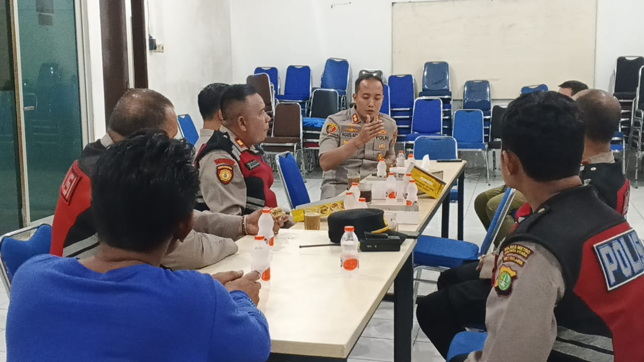 Jaga Jakarta+ dan Wujudkan Lingkungan Aman, Polsek Metro Penjaringan Gelar Siskamling Bersama Warga Pluit