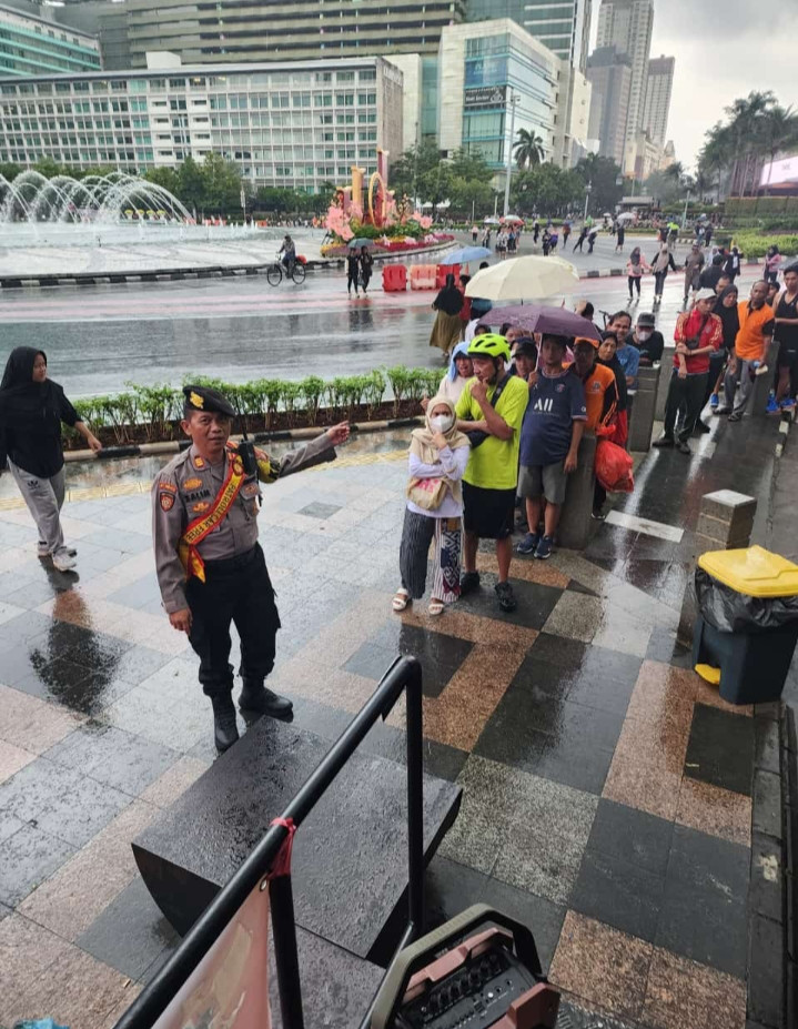 Ditsamapta Polda Metro Jaya Gelar Bagi-bagi Makanan Gratis di CFD, Warga Antusias