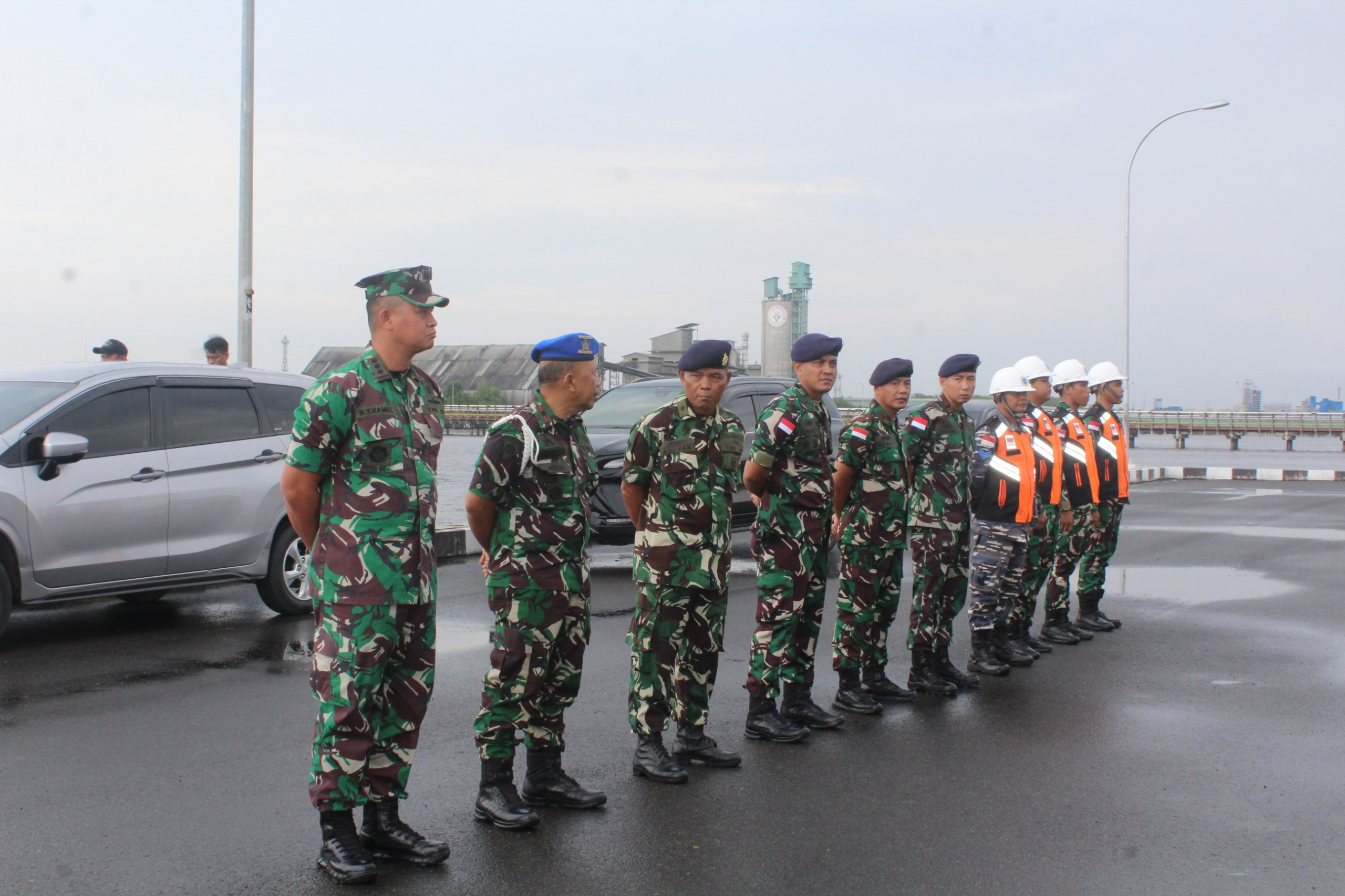 Komandan Lanal Dumai Lepas Keberangkatan KRI Sultan Thaha Syaifuddin-376 di Dermaga TNI AL Bangsal Aceh