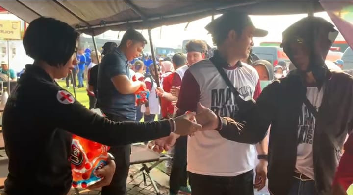 Polisi Bagikan Air dan Layanan Kesehatan di May Day, Kapolres: Ini Bentuk Pelayanan Kami