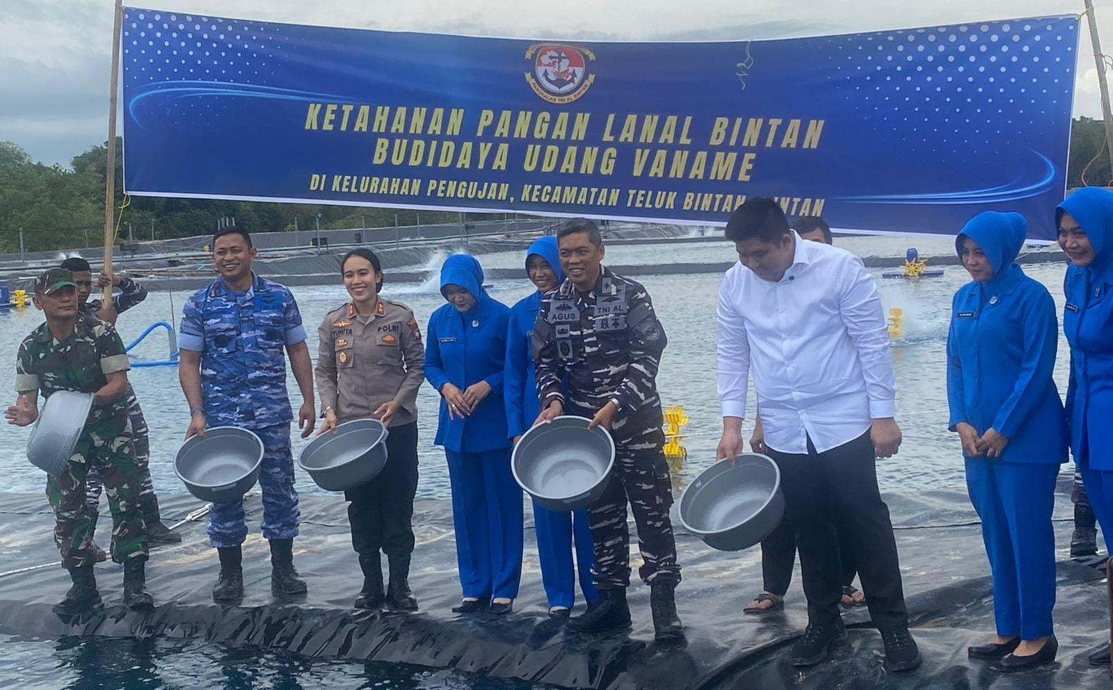 Lanal Bintan Laksanakan Penebaran Benih Udang Vaname Seluas 5 Ha