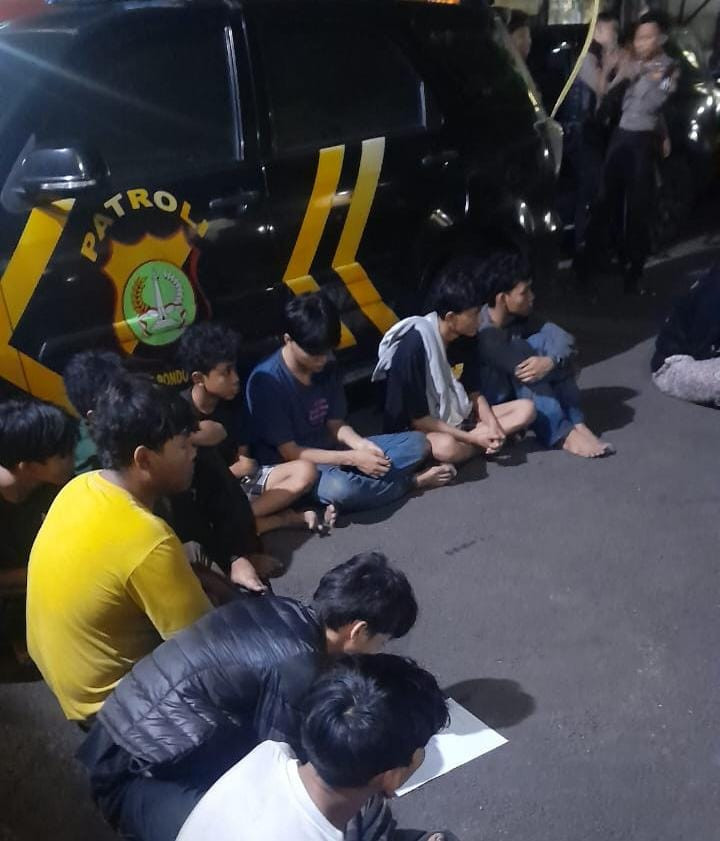 Polsek Pondok Gede Amankan 19 Pelaku Tawuran di Jl. Raya Hankam, 6 Bilah Clurit Disita