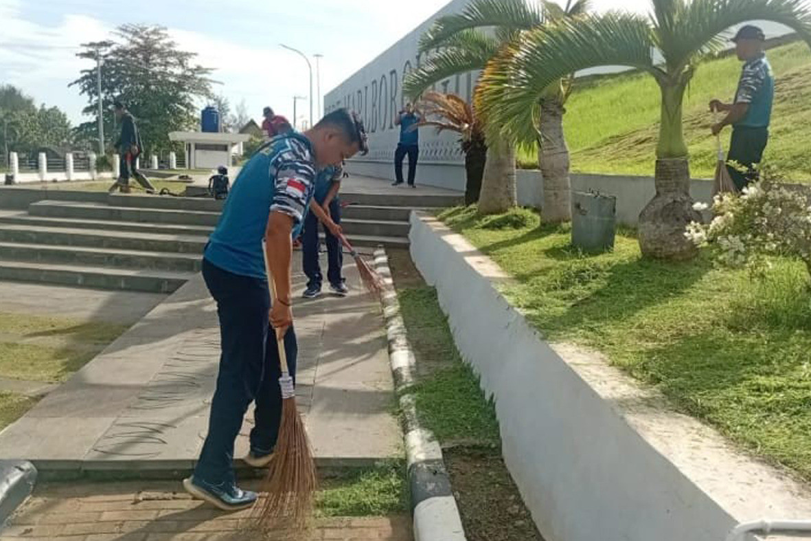 Lanal Bengkulu Laksanakan Bakti Sosial Pembersihan Kawasan Benteng Marlborough