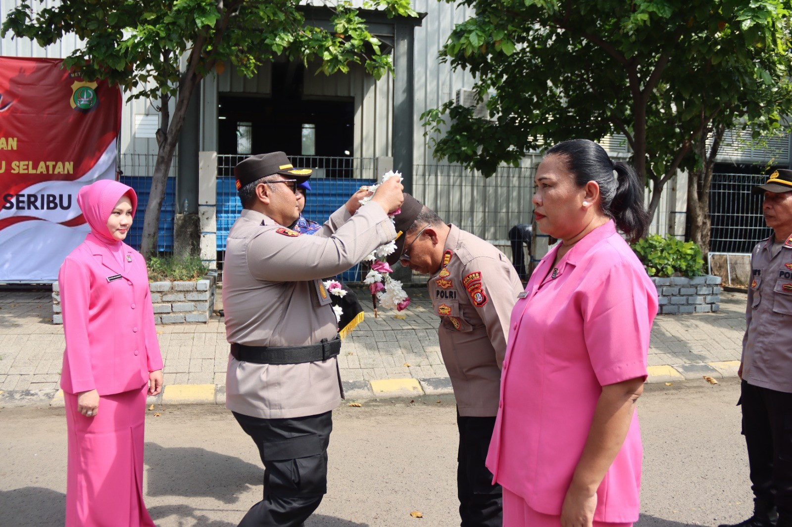 Khidmat dan Haru, Tradisi Pedang Pora Warnai Purna Bakti Dua Anggota Polres Kepulauan Seribu